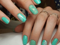 Весенние идеи для мятного маникюра